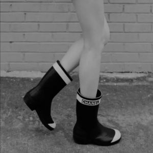 Chanel 19A Black & White CC Logo Short Mid Calf Pull On Rubber Rain Boots 39/9